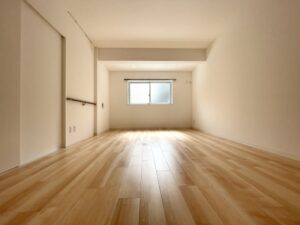 木目の床と白い壁が特徴のシンプルで明るい空室