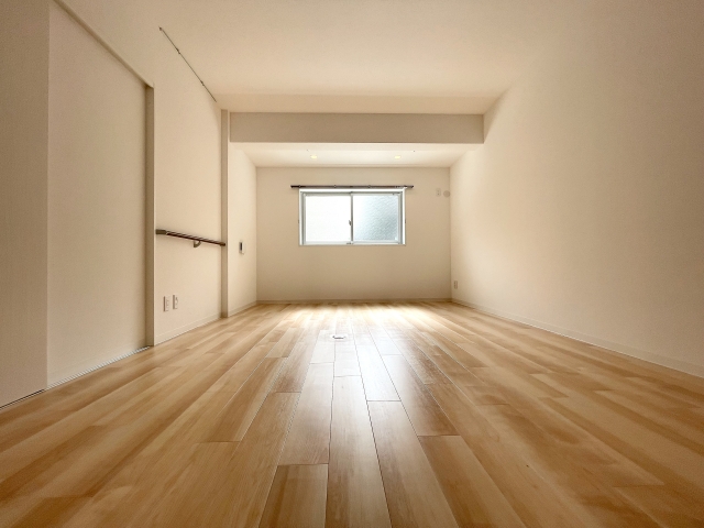 木目の床と白い壁が特徴のシンプルで明るい空室