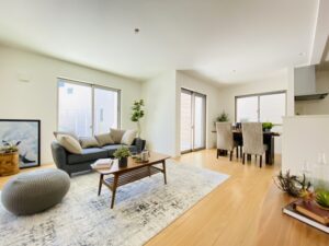明るく開放的なリビングダイニングの住宅内装