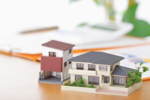 戸建て住宅の模型を使った住まい選びのイメージ