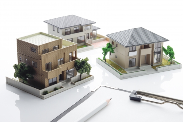 複数の住宅模型を比較して理想の住まいを検討するイメージ