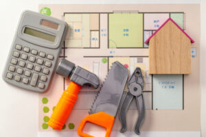 間取り図と工具を使った住宅リフォーム計画のイメージ