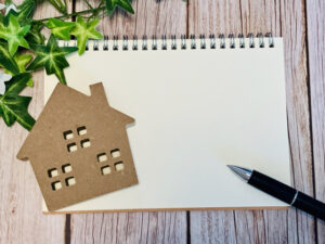 住宅模型とノートで住まいの計画を検討するイメージ