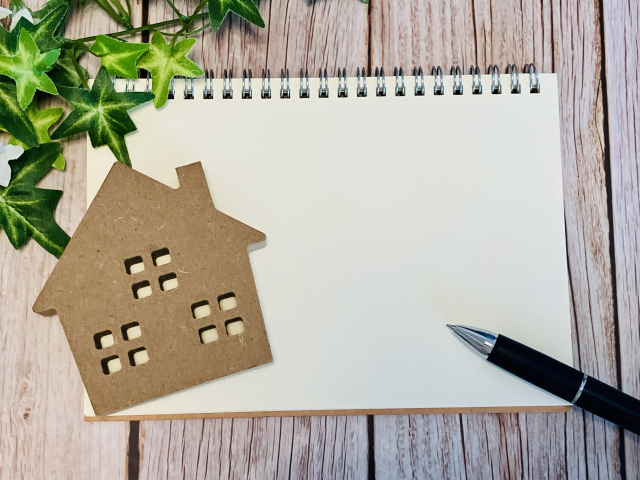 住宅模型とノートで住まいの計画を検討するイメージ